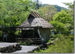 藁葺き屋根の水車小屋